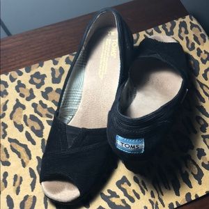 Tom’s Open Toe Wedge